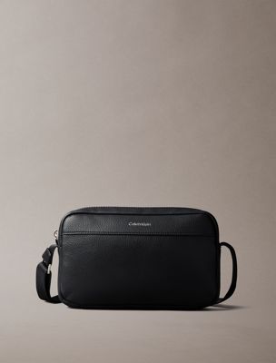 black crossbody-kameratasche mit logo aus genarbtem leder für herren - calvin klein