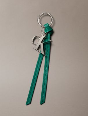 green taschenanhänger aus leder mit quaste und klassischem logo für damen - calvin klein