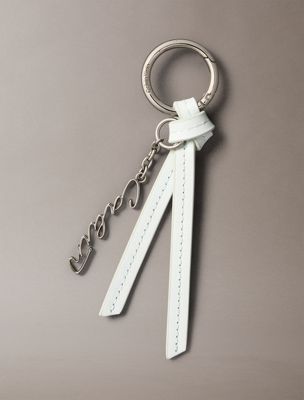 white geknotete leder-quaste mit logo am taschenanhänger für damen - calvin klein