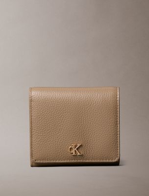 cartera de piel con monograma rfid brown de mujeres calvin klein