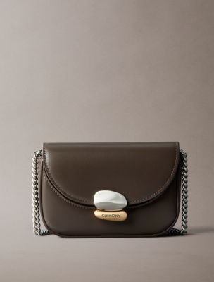 mini bolso cartera de piel con forma escultural brown de mujeres calvin klein