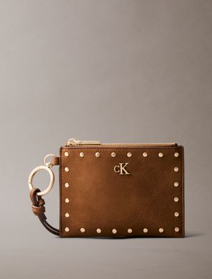 brown taschenanhänger aus wildleder mit nieten und reißverschluss für damen - calvin klein