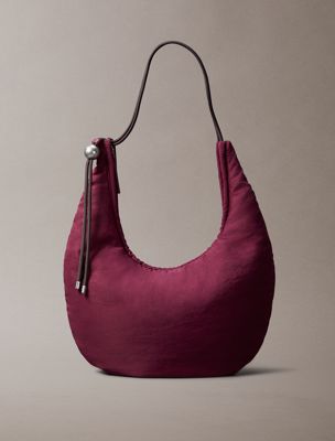 purple halbmondtasche aus nylon für damen - calvin klein