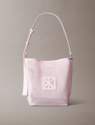 pink bucket-bag mit mesh-emblem-logo für damen - calvin klein