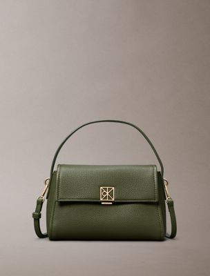 green torba na ramię z logo z perforacją pebble grain dla kobiety - calvin klein
