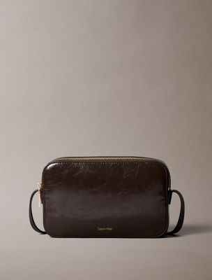 brown torba fotograficzna przez ramię z błyszczącym foliowym logo dla kobiety - calvin klein