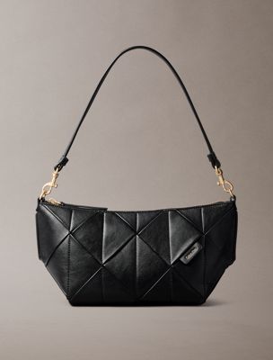 black gewebte schultertasche mit emblem für damen - calvin klein