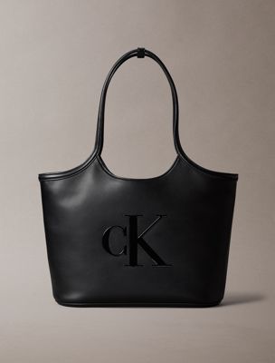 black laptop-shopper mit klassischem monogramm für damen - calvin klein