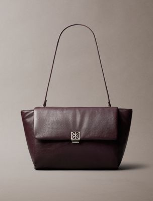 brown gepolsterte laptop-tasche mit emblem und metallbeschlägen für damen - calvin klein