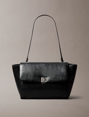 black gepolsterte laptop-tasche mit emblem und metallbeschlägen für damen - calvin klein