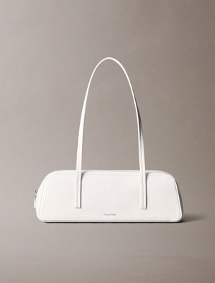 white glänzende bauletto-umhängetasche mit folien-logo für damen - calvin klein