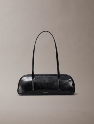 black glänzende bauletto-umhängetasche mit folien-logo für damen - calvin klein