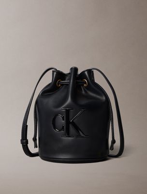 black kleine bucket-bag mit klassischem monogramm für damen - calvin klein