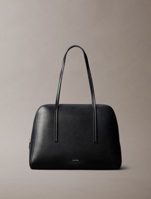 black bowling-schultertasche mit folien-logo für damen - calvin klein