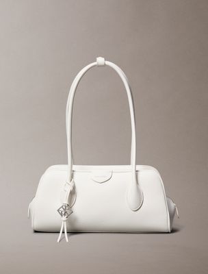 white schultertasche aus genarbtem leder mit emblem-logo für damen - calvin klein