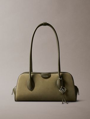 green schultertasche aus wildleder mit emblem-logo für damen - calvin klein