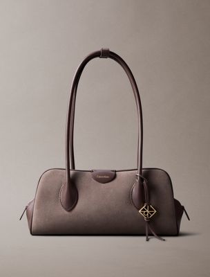 grey schultertasche aus wildleder mit emblem-logo für damen - calvin klein