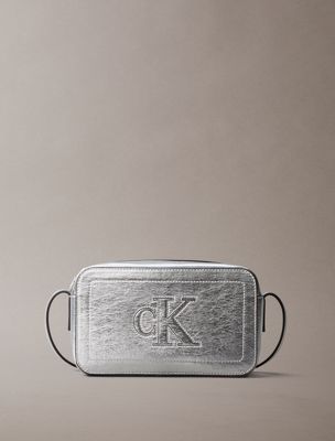 grey crossbody-kameratasche mit metallic-monogramm für damen - calvin klein