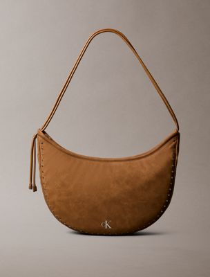 bolso hobo con tachuelas y forma de media luna convertible brown de mujeres calvin klein