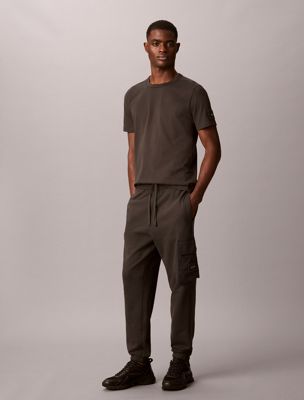grey jersey-t-shirt in wildleder-optik mit badge für herren - calvin klein jeans