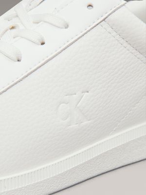 sneaker dal profilo basso in pelle triple bright white da uomini calvin klein jeans