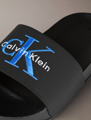 black/lapis blue konturierte logo-slippers aus canvas für herren - calvin klein