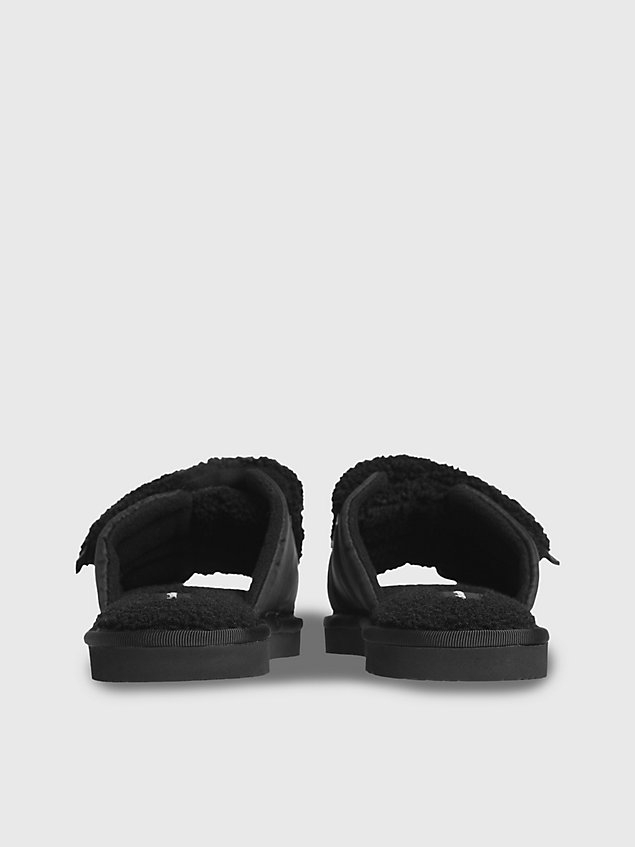 black slipper aus recyceltem material in lammfelloptik für damen - calvin klein jeans