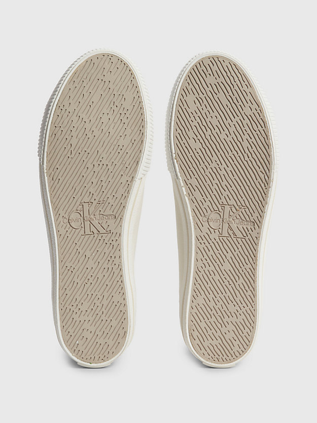 creamy white sneakers aus recyceltem canvas - pride für damen - calvin klein jeans