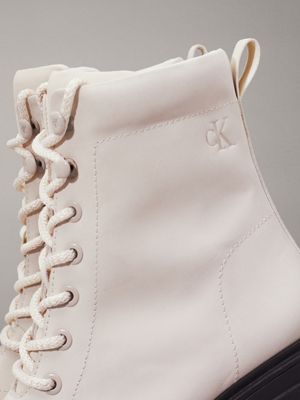 bottes à talons chunky en cuir eggshell/black pour femmes calvin klein jeans